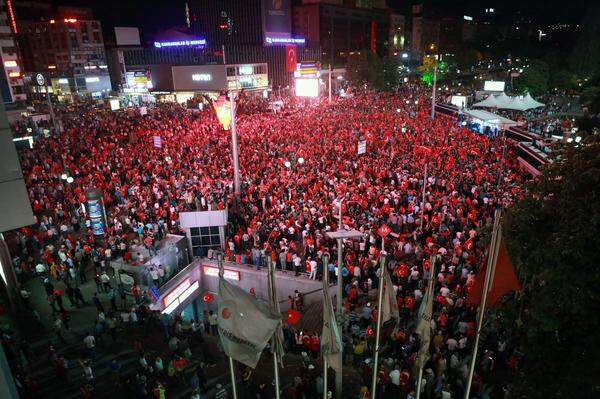 Der Kizilay Platz war in Ankara das Zentrum der Feiern der Erdogan-Anhänger.