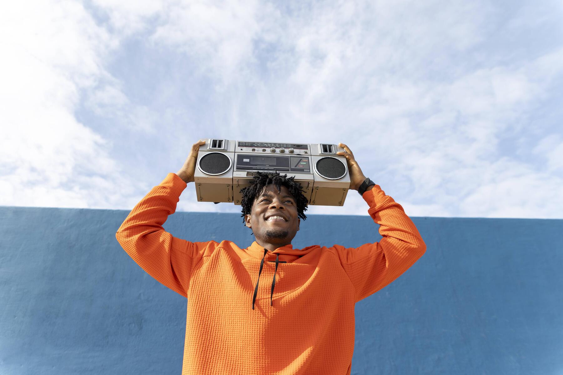 Fast jeder zweite neue Song bei Deezer kommt von der KI