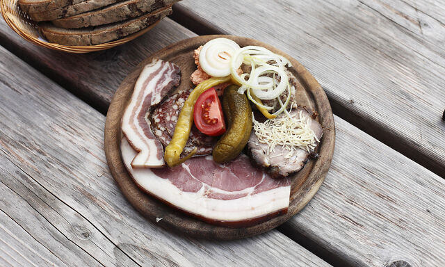 Peasant snack, hearty on wooden board, Brettljause, Koschutahaus mountain lodge, Karawanken, Carinthia, Austria