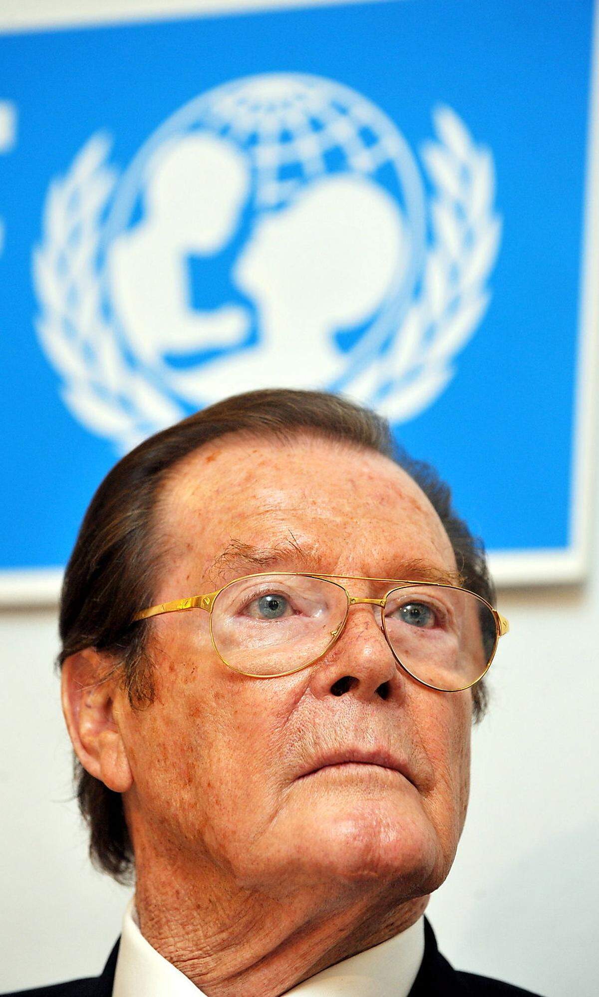  Seit den 1990er-Jahren hatte sich Moore vor allem auf sein soziales Engagement als UN-Sonderbotschafter für das Kinderhilfswerk Unicef engagiert, das er als seine "größte Errungenschaft" bezeichnete. Bild: Moore bei einer Unicef-Pressekonferenz im Jahr 2010