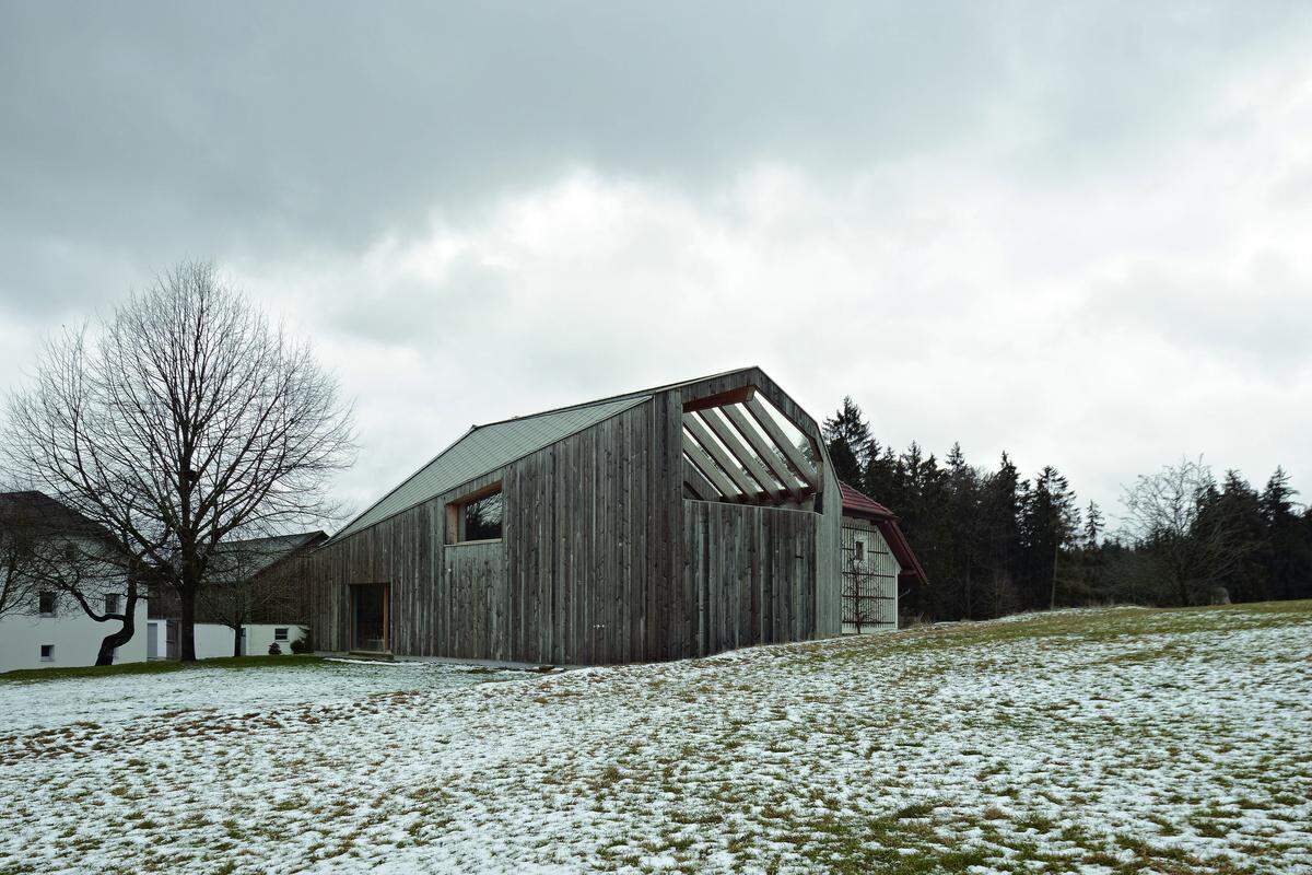 Dass die Bewahrung der vorhandenen Wertigkeiten mit einem modernen Gestaltungsanspruch in Einklang gebracht werden kann, zeigt dieses Beispiel eines oberösterreichischen Bauernhauses. Das Architektenteam Hammerschmid PachlSeebacher erreichte bei diesem Beispielprojekt eine Kombination aus rauer Bodenständigkeit und zeitgemäßer Formensprache.