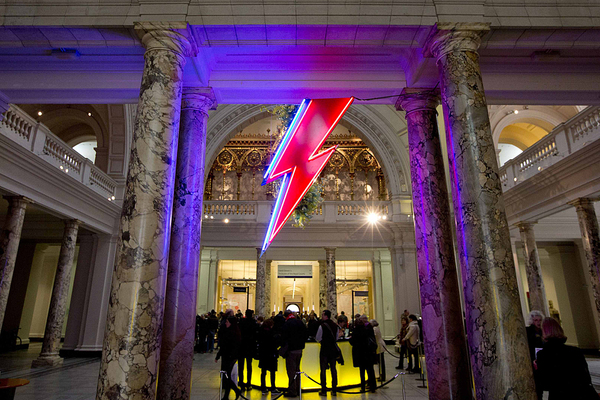 Ab 23. März ehrt das Londoner Victoria and Albert Museum Pop-Ikone David Bowie mit einer Ausstellung. Bereits Tage vor der Eröffnung hat die große Bowie-Schau einen enormen Hype entfacht.