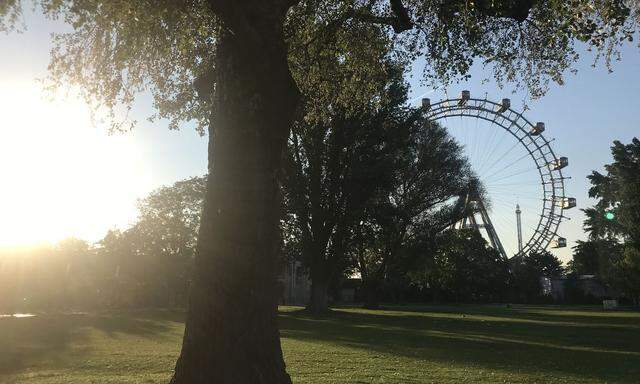 Blick auf das Riesenrad um sechs Uhr morgens.