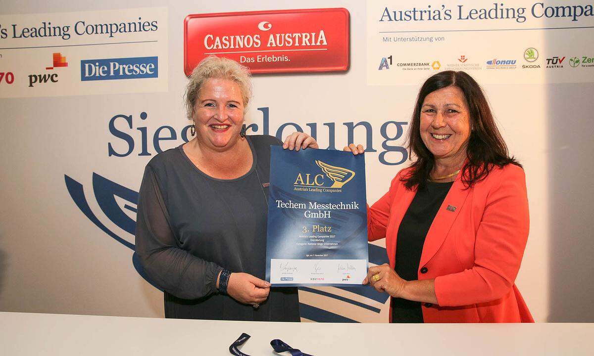 Die Techem-Prokuristinnen Regina Wibmer (l.) und Barbara Jäger freuen sich über die Auszeichnung.
