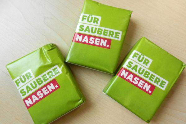 ... bis zu Taschentüchern "für saubere Nasen". Und dann gibt es da noch Kondome „für mehr öffentlichen Verkehr“.