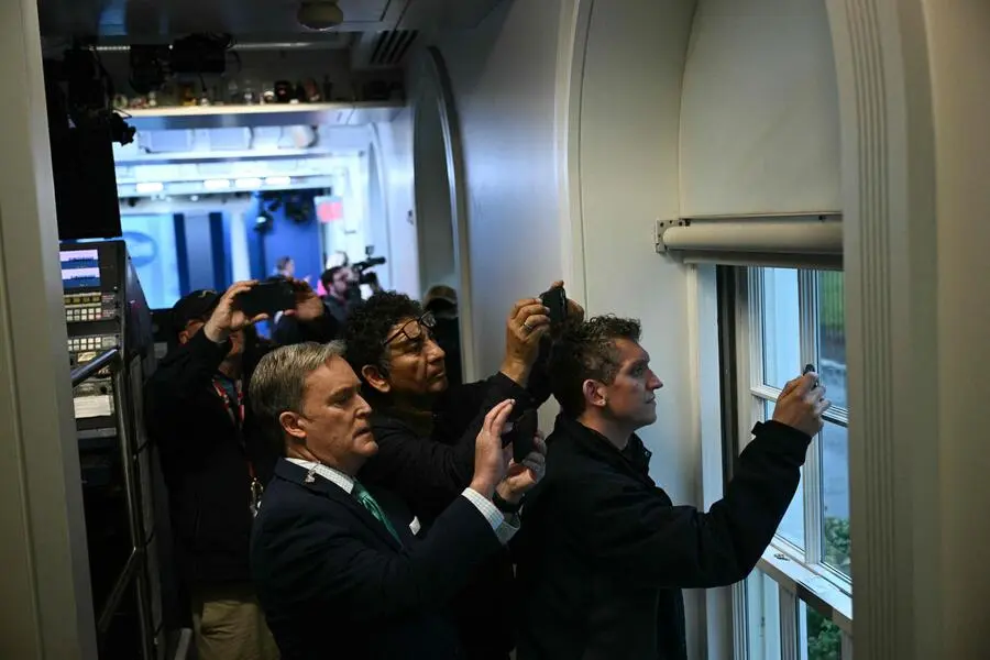 <strong>24. Mai. </strong>Reporter halten ihre Handys in der Nähe eines Fensters im Presseraum hoch, nachdem im Weißen Haus eine Sicherheitssperre verhängt wurde.