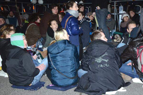 In der Löwelstraße hat sich eine Sitzblockade gebildet – allerdings eine gepolsterte. Denn die Anhänger der „Offensive gegen rechts“ sitzen nicht auf dem Asphalt, sondern haben Decken und Pölster als Unterlage mitgebracht. „So lässt es sich länger aushalten“, lautet das Argument.