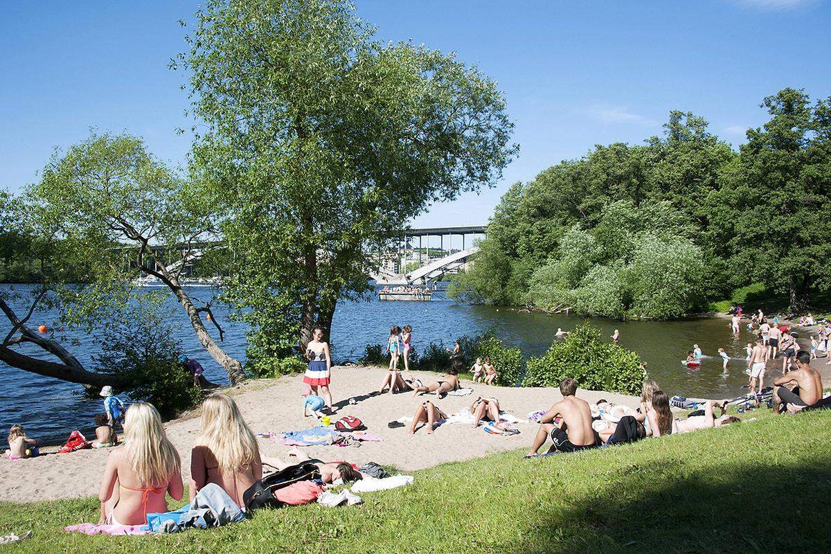 Ja, auch in Stockholm kann man Badeurlaub machen. Die schönsten Strände findet man in Gräddö. Das passt besonders dann gut, wenn man auf das Bad in der Masse verzichten möchte.