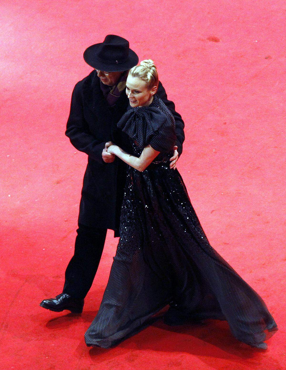 Nach einem coolen Auftritt (bei zehn Grad unter Null) zog Kruger dann mit Festival-Direktor Dieter Kosslick im Arm in den Berlinale-Palast ein.