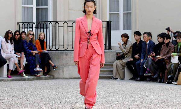 Für sie ist nächstes Jahr auch persönlich die Pantone Farbe 16-1546 angesagt: "Ja, ganz sicher werde ich Living Coral tragen", antwortete sie. Cedric Charlier, Paris Fashion Week