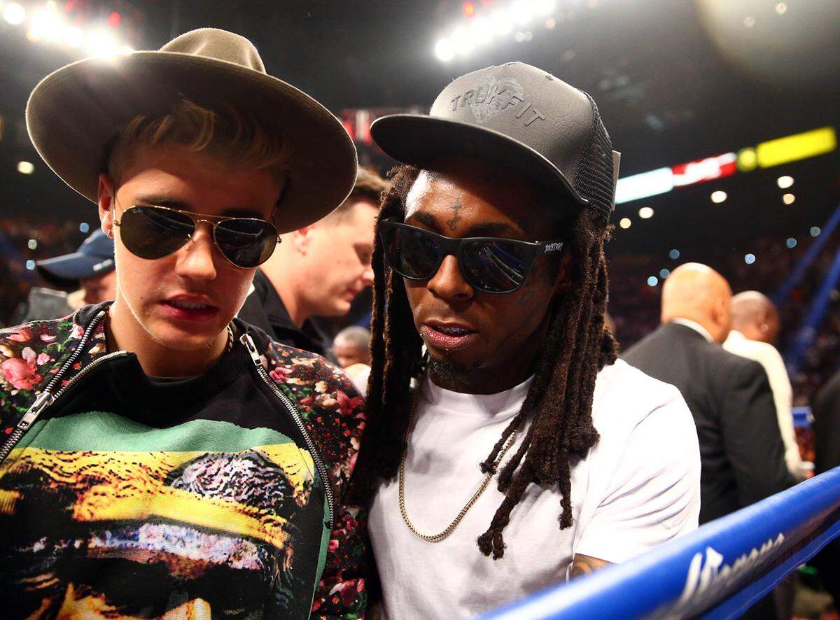 Aufmerksamkeitsdefizit bei Lil Wayne mit Justin Bieber, die beiden machen beim Kampf zwischen Floyd Mayweather und Marcos Maidana Faxen.
