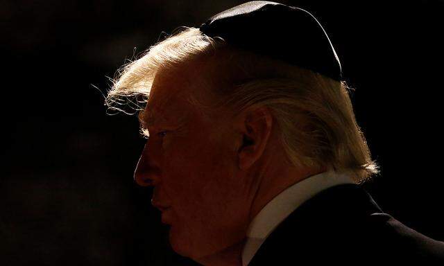 Trump mit einer Kippa in Jerusalem.