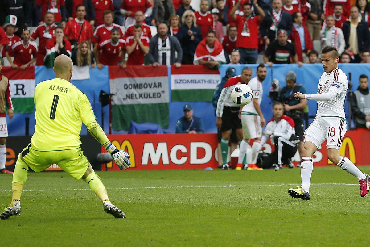 Stieber schließt kurz vor Schluss einen Konter zum 2:0 für Ungarn ab.