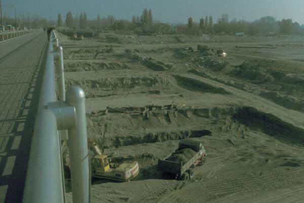 Erschwert wurden die Bauarbeiten dadurch, dass in die Entstehungszeit der Donauinsel auch der Bau mehrerer Brücken fiel: Die Reichsbrücke war im August 1976 eingestürzt, die Floridsdorfer Brücke wurde im Dezember 1976 aus Sicherheitsgründen gesperrt und anschließend erneuert, außerdem wurde die Brigittenauer Brücke gebaut. Bild aus dem Jahr 1979