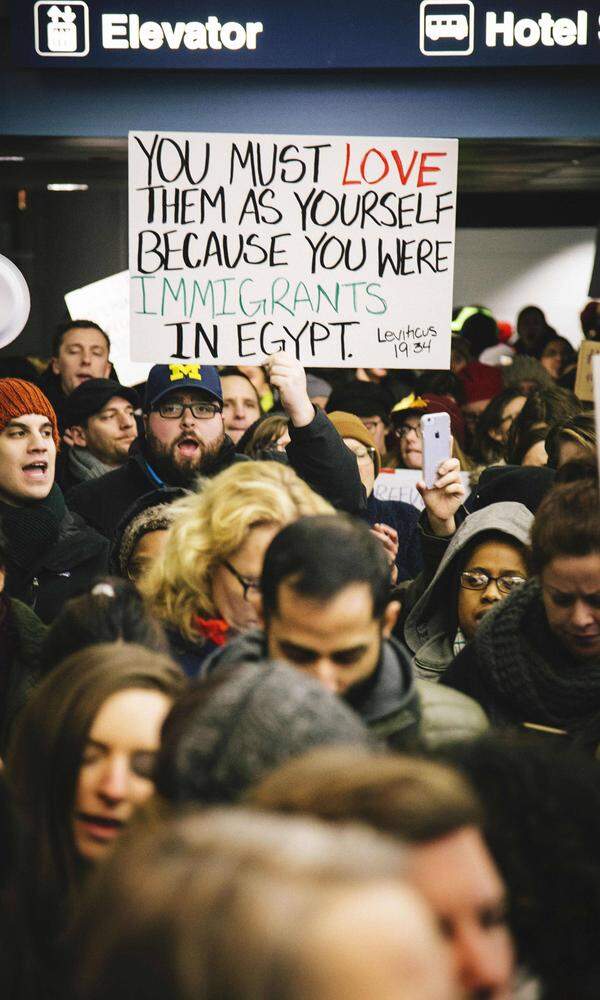 In New York blockierten die Protestierenden die Zufahrt zum Terminal 4 des Flughafens, Polizisten ließen nur noch Reisende mit Tickets in das Gebäude.