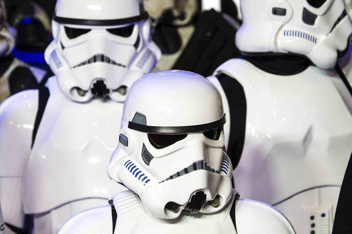 Der Startrooper-Helm aus "Star Wars Episode VII" ging ebenfalls über den Tisch - für 75.000 Euro inklusive Echtheitszertifikat.