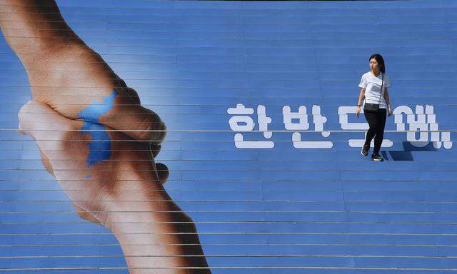 Hoffen auf Handschlag zwischen verfeindeten koreanischen Staaten: Moons Regierung wirbt in Seoul für Entspannung.