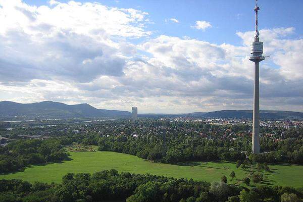 Der Donauturm ist sein größtes Wahrzeichen, aber nicht das einzige, das für Schlagzeilen gesorgt hat: Vor 50 Jahren, am 8. Februar 1961, wurde der Startschuss für den Bau des Wiener Donauparks gegeben.