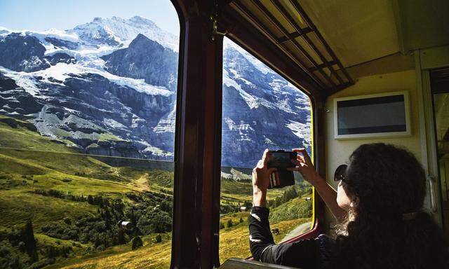Die alpine Landschaft in der Schweiz – hier die Jungfrau – muss man selbst aus dem Zugfenster gesehen haben – da nütze die detaillierteste Beschreibung nichts, schreibt der Reisejournalist Mark Smith.