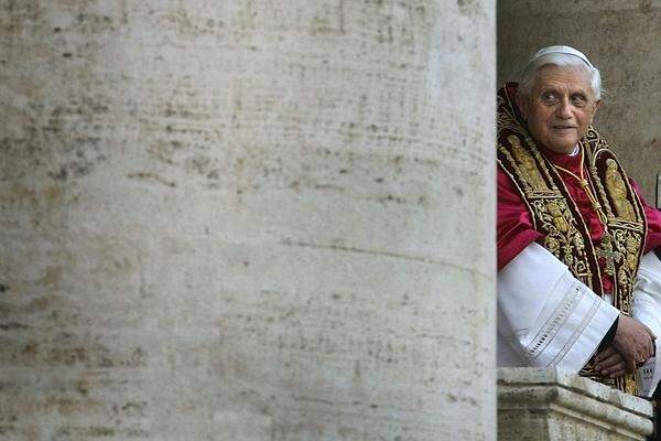 Kompromisslos konservativ äußerte sich der Papst auch bei Themen wie Frauenpriestertum, Sexualmoral und Abtreibung.