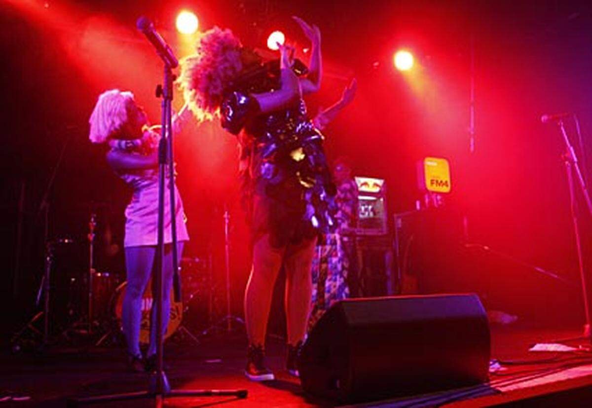 Ebony Bones! wurde von der Musikpresse hochgejubelt und spielte 2007 sogar am legendären Glastonbury Festival. Und das, ohne eine Platte veröffentlicht zu haben.