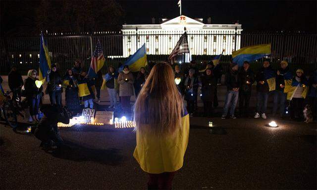 Eine Mahnwache für die Ukraine vor dem Weißen Haus.