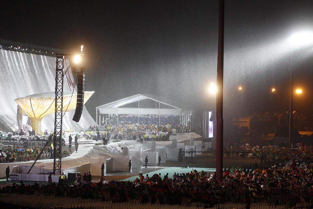 Für viele Besucher war der Regen nach der Hitze des Tages aber auch eine willkommene Abkühlung. Nach dem Ende des Regens setzte Benedikt XVI. die Andacht fort.