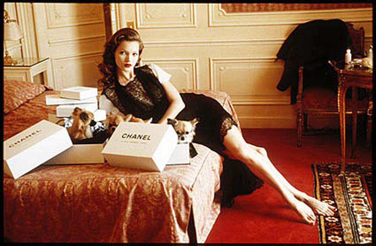  Arthur Elgort: "Kate Moss at Hotel Raphael Room 609" 