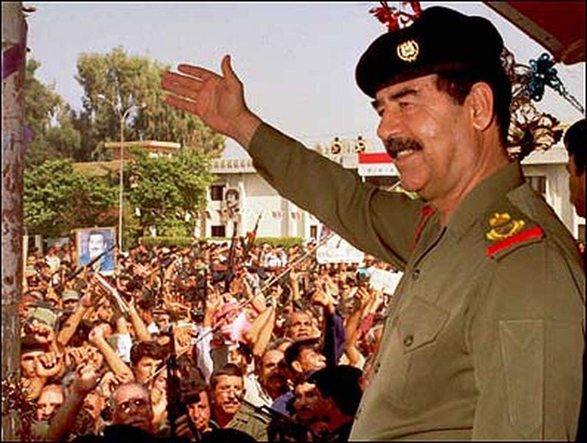 Geübt im Straßenkampf und im Spinnen politischer Intrigen kam er 1979 an die Macht. Um seine Herrschaft zu festigen, nutzte Saddam den arabischen Nationalismus.
