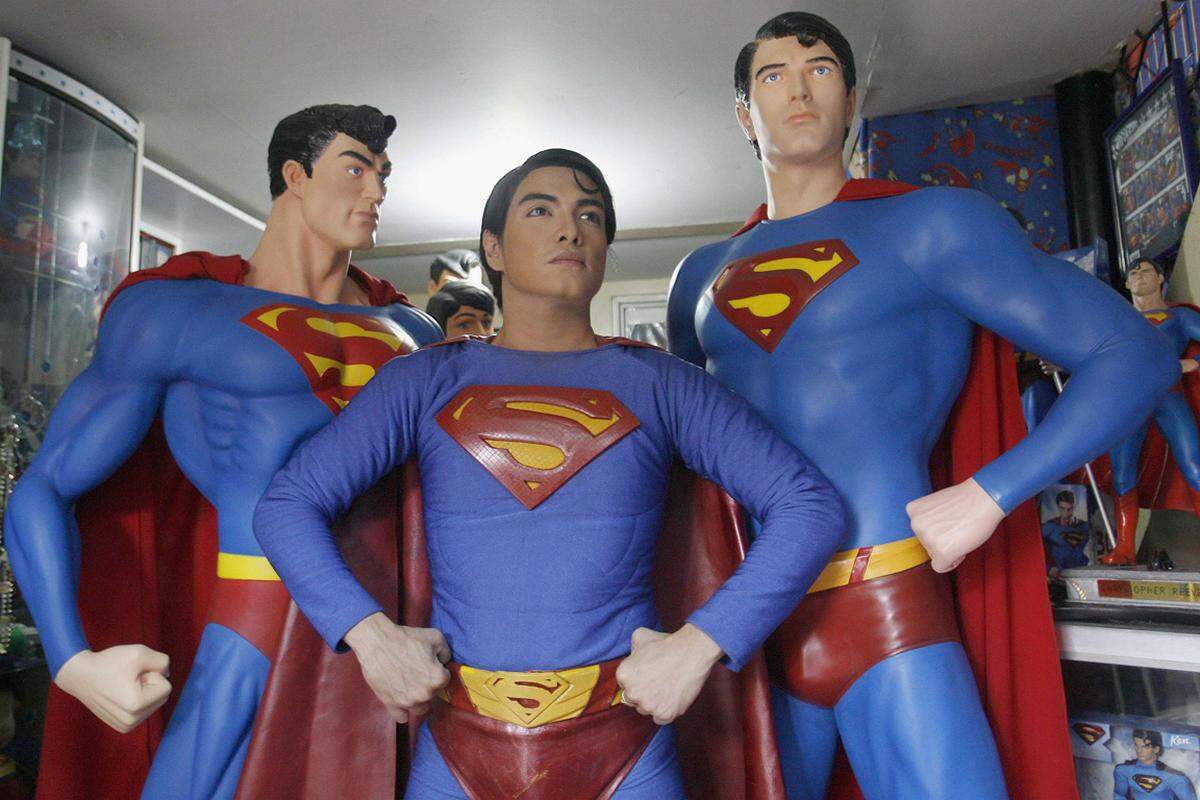 Seit 16 Jahren arbeitet der mittlerweile 35-jährige Philippino Herbert Chavez (Bildmitte) daran, wie sein Idol "Superman" auszusehen. Unter anderem ließ er sich dafür von Chriurgen ein eckiges Kinn und die markante "Superman"-Nase formen. Außerdem hat er sich Silikon für dickere Lippen spritzen und Implantate für einen muskulösen Oberkörper einsetzen lassen. Er hoffe, auch ohne "Superman"-Kräfte die Menschen dazu inspirieren zu können, durch harte Arbeit alles zu erreichen, was sie wollten, heißt es auf seiner Facebook-Seite.
