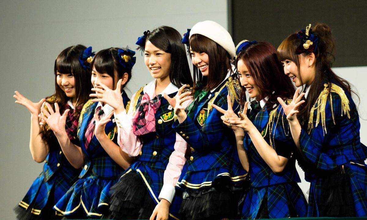 Benannt nach dem Tokioter Stadtteil Akihabara und der anfänglichen Mitgliederzahl, ist AKB48 die wohl präsenteste Idol-Band – so (japanisch: „Aidoru“) werden die fabrizierten Teenager-Stars genannt, die süß und kindlich aussehen, von Agenturen rigoros gemanagt werden und die J-Pop-Szene mit ihrem Kaugummipop dominieren. Die Band ist recht hierarchisch in Teams organisiert – somit können Fans in ganz Japan sie täglich live erleben. Im bandeigenen Konzertsaal (im oberen Stock eines Ramsch-Kaufhauses) in Akihabara finden jeden Tag Auftritte statt, zudem sind einzelne Teams ständig auf Tour. Auf die CD-Cover darf eine Auswahl der Alpha-Mädchen (genannt „Senbatsu“) der Gruppe.