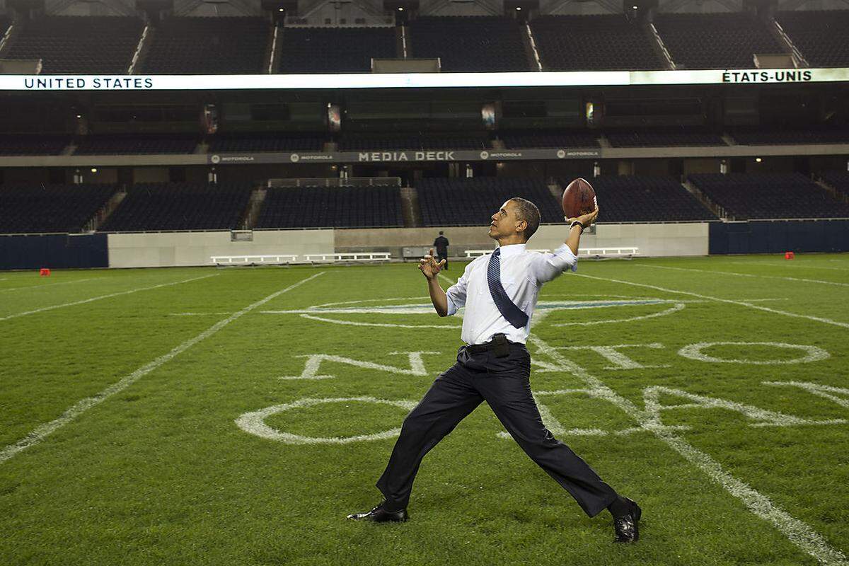 Der US-Präsident stellte immer wieder seine Sportbegeisterung zur Schau: Hier im Mai 2012 auf einem Football-Feld in Illinois.