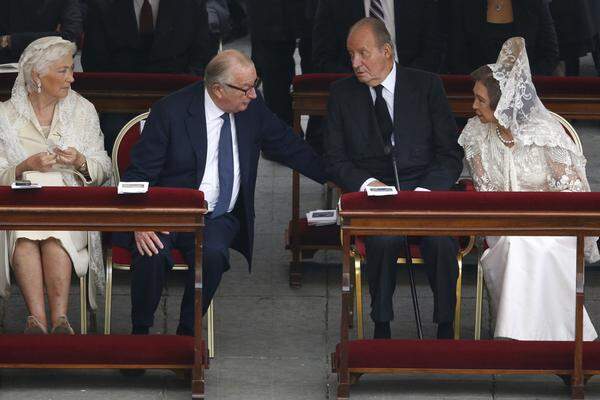 Spaniens König Juan Carlos und Königin Sofia (r.) und das belgische Königspaar Albert II und Paola (l.) erwarten die Zeremonie.