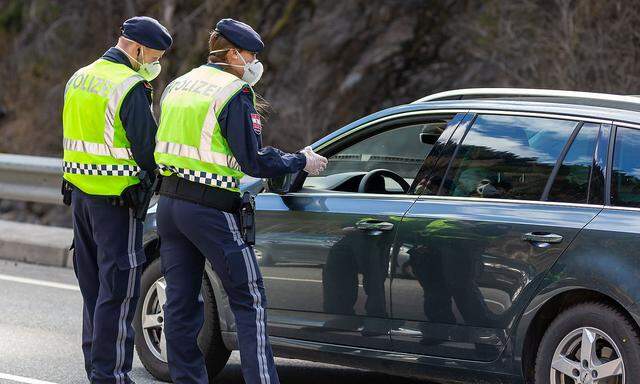 Kontrollen der Polizei am Ausgang des Paznauntals am Freitag.