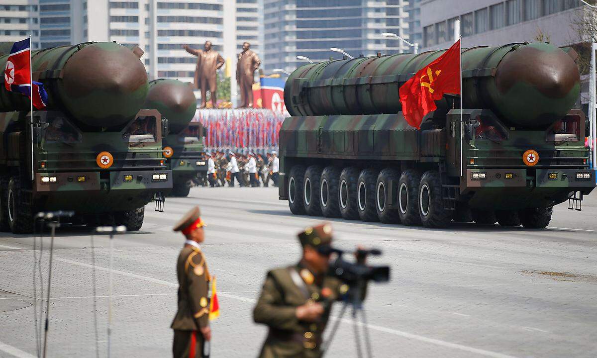 Seit dem Korea-Krieg (1950-53) haben Nord- und Südkorea ihre Beziehungen nie normalisiert. Die nordkoreanische Dynastie von Kim Il-sung (bis 1994), Kim Jong Il (bis 2011) und Kim Jong-un arbeitet seit den 1970er-Jahren an einem Raketenprogramm, mit dem sie ihre militärische Macht demonstriert. Der Test einer neuen Rakete am Dienstag heizt die Spannungen mit den Nachbarländern und den USA weiter an.