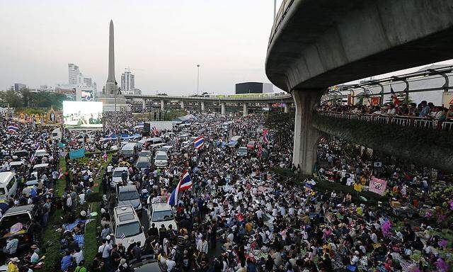Regierungsgegner beim Siegesmonument in Bangkok.