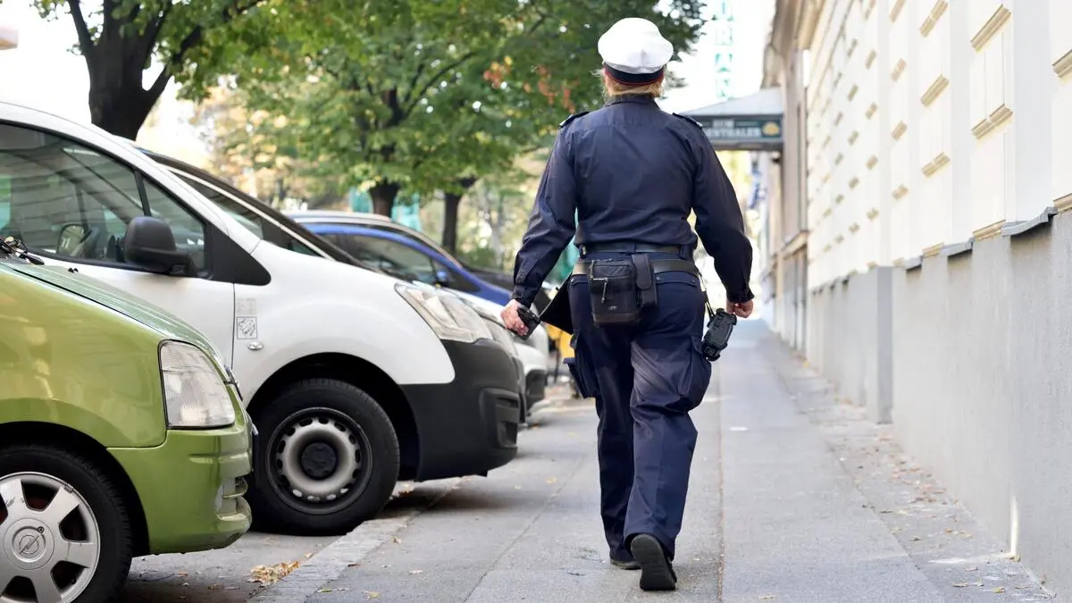 Mann fährt Beamtin der Parkraumüberwachung in Wien über den Fuß ...