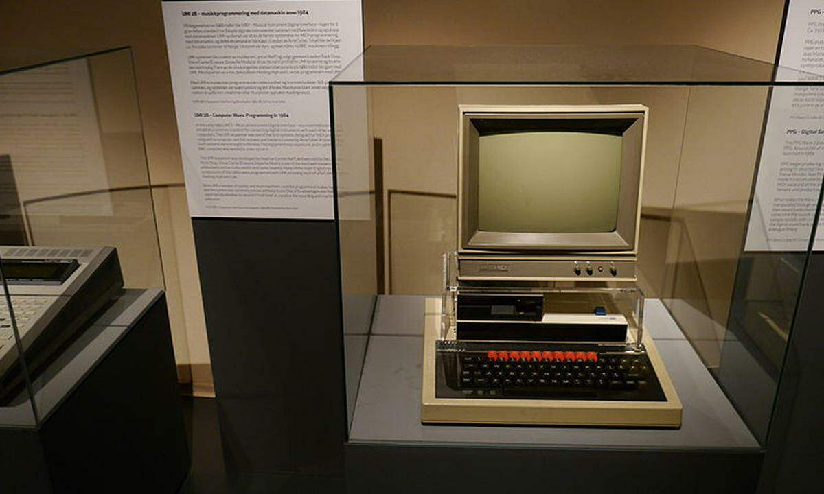 1981 war ein spannendes Jahr im Bereich der Personal Computer. Der BBC Micro wurde von Acorn Computer entwickelt. Das Unternehmen wurde später zu ARM, der Firma, die für die Entwicklung der meisten Prozessoren in mobilen Geräten zuständig war. Große Verbreitung fand er vor allem dadurch, weil er in britischen Schulen zum Einsatz kam, nachdem die BBC das Gerät als Lehrmodell in einer Sendung nutzte. Der damalige Arbeitsspeicher beim Acorn A lag bei süßen 16 Kilobyte RAM. Das Modell B+ hatte sogar bereits 64 Kilobyte RAM. Für damalige Verhältnisse war das ein Rechenriese. Auch bei Musiker Vince Clarke (Depeche Mode, Yazoo und Erasure) war der BBC Micro im Einsatz, nämlich zum Komponieren seiner Stücke.