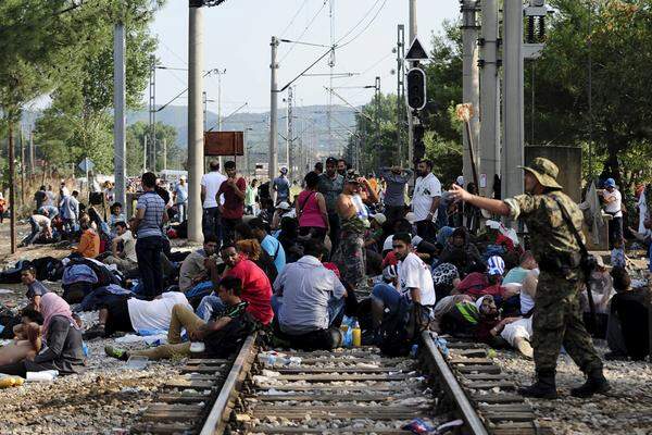 Es habe auf der mazedonischen Seite der Grenze keinen derartigen Vorfall gegeben, sagte ein Polizeisprecher der Nachrichtenagentur AFP. Viele andere Flüchtlinge legten sich aus Protest gegen die Blockade auf die Bahngleise in der Nähe des Grenzübergangs Gevgelije.