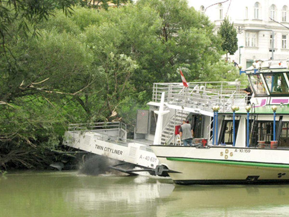 Einer der beiden "Twin City Liner" ist am 28. Juli auf dem Donaukanal beim Erdberger Steg auf Grund gelaufen.Bilder: Philipp Splechtna (DiePresse.com)