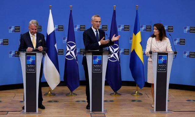 "Das ist wirklich ein historischer Moment", sagt Nato-Generalsekretär Jens Stoltenberg. Links von ihm der finnische Außenminister Pekka Haavisto, rechts von ihm die schwedische Außenministerin Ann Linde.