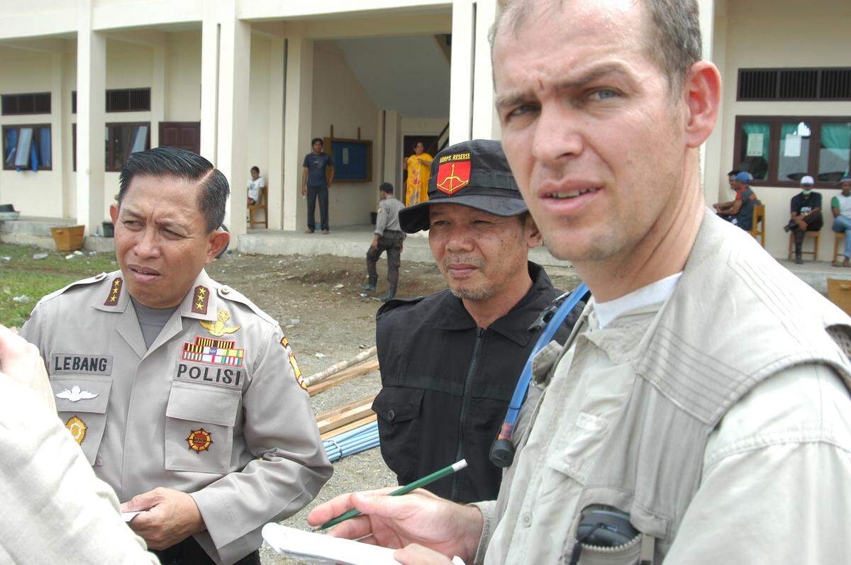 Besuch der Provinz Aceh auf Sumatra kurz nach der verheernden Tsunami-Katastrophe. Der Polizeichef der Stadt Meulaboh berichtet über Bergungsmaßnahmen und Pläne zur Wiederherstellung der Infrastruktur. Die 50.000-Einwohner-Stadt wurde von der Flutwelle am 26. Dezember 2004 als erstes erfasst.