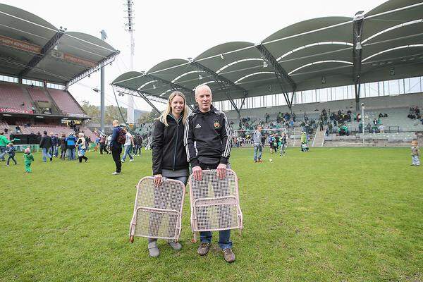Harald Richter hat sich mit seiner Tochter Katrin eine Erinnerung an gemeinsame Stadionbesuche geholt.