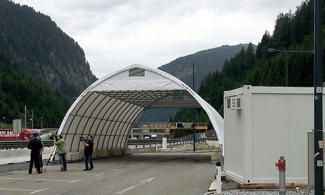 Ein Zelt zur Kontrolle von LKW an der Grenze zu Italien am Brenner 
