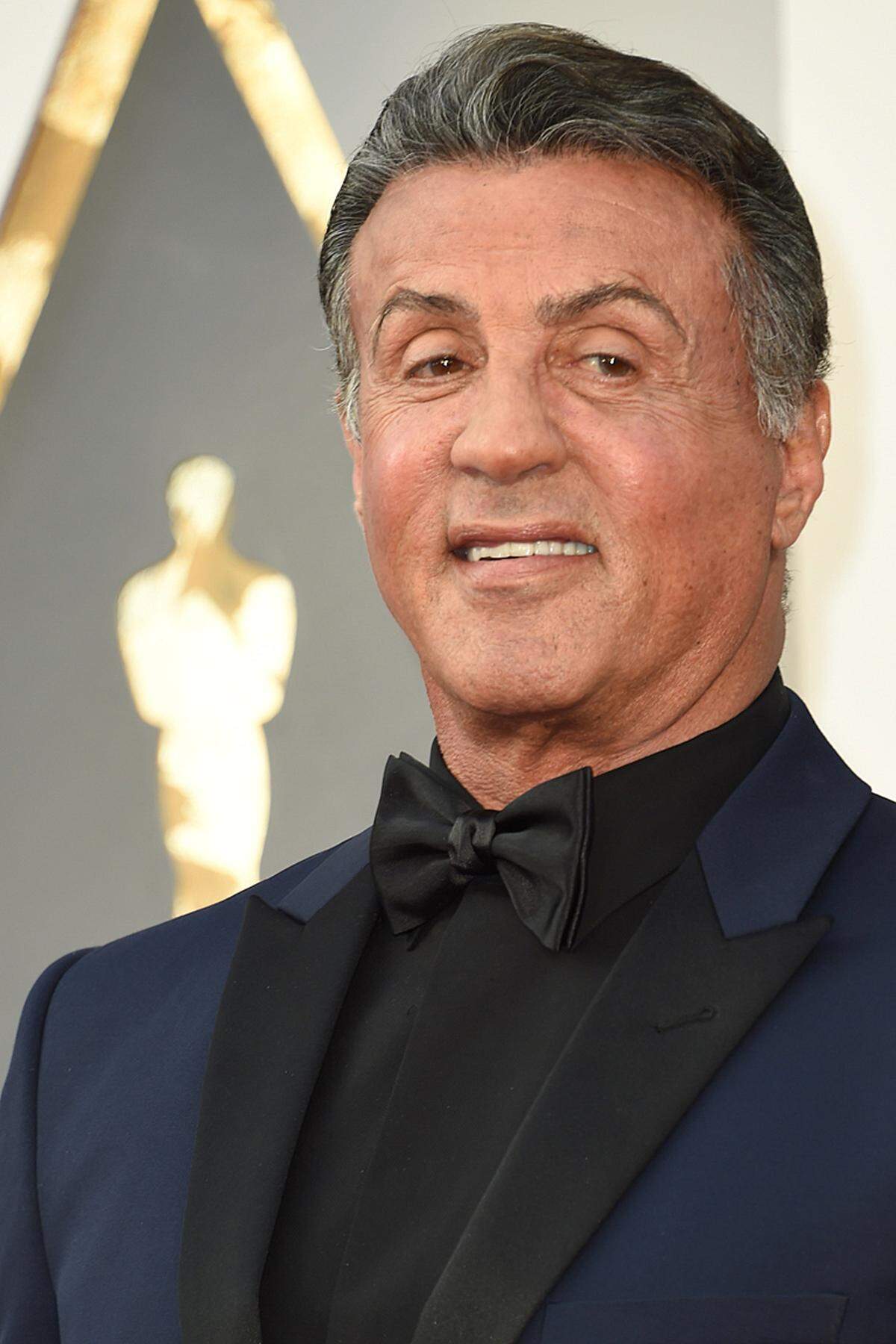 Unglaublich, aber wahr: Sylvester Stallone wird 70 Jahre alt. Der Schauspieler wurde am 6. Juli 1946 als Michael Sylvester Gardenzio Stallone in New York geboren. Sein Vater italienischer Herkunft kam als Kind in die USA. Dort lernte er Stallones spätere Mutter kennen, die französische und russisch-jüdische Wurzeln hat.Die größten Erfolge feierte Stallone in den 80er-Jahren, aber der Actionheld steht nach wie vor regelmäßig vor der Kamera. Heuer hatte er sogar Chancen auf einen Oscar.