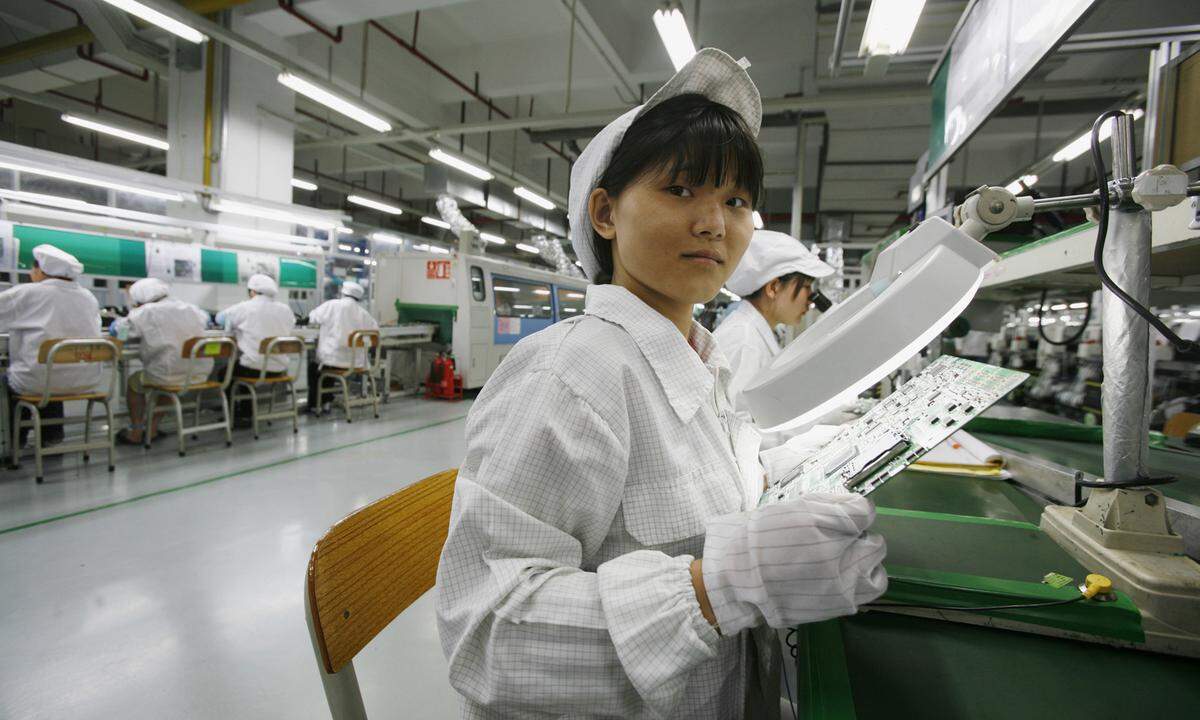 Der Apple-Zulieferer Foxconn landet mit seinem Werk in Shenzhen, China, auf dem vierten Platz der weltweit größten Fabriken. In der rund drei Quadratkilometer großen "Foxconn City" leben und arbeiten eine halbe Million Menschen. Die Produktionsstätte war immer wieder wegen seiner schlechten Arbeitsbedingungen in den Schlagzeilen.
