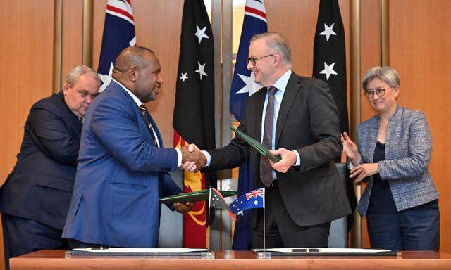 Papuas Premier James Marape (li.) und Australiens Regierungschef Anthony Albanese nach der Unterzeichnung des Sicherheitsabkommens am Donnerstag in Canberra.