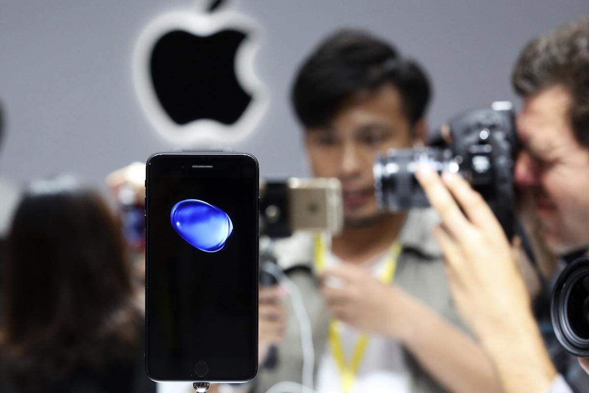 Im Gegensatz zur Android-Welt hat sich Apple nie auf den Megapixel-Wahnsinn eingelassen. Auch bei der neuen iPhone-Generation kommen wieder zwölf Megapixel zum Einsatz. Und neuerlich beweist das Unternehmen damit, dass die Sensoren das entscheidende Zünglein an der Waage sind, wenn es um Bildqualität geht. In ersten Reaktionen wird diese von den US-Journalisten besonders positiv erwähnt. Und in solchen Hands-on-Zonen herrschen üblicherweise nicht die besten Lichtverhältnisse.