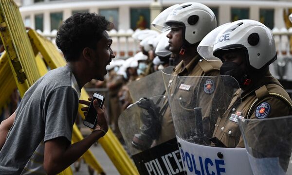 Ausnahmezustand in Sri Lanka. Das bankrotte, von Armut und politischen Turbulenzen erschütterte Land könnte zunehmend an Bedeutung für China gewinnen. 