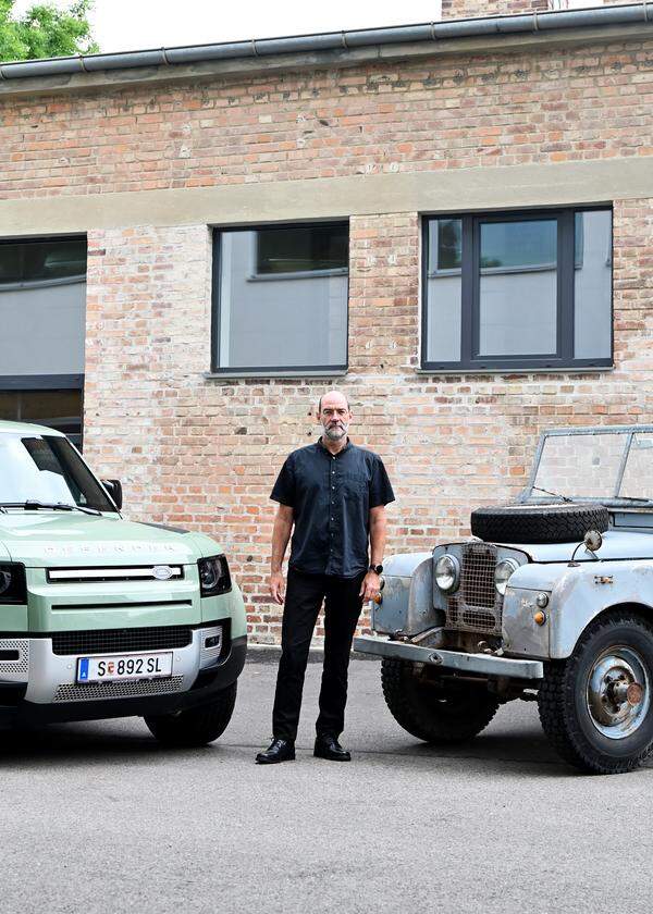 Treffen der Generationen: Das 75-Jahr-Modell des neuen Land Rover Defender und ein Modell der Series I, das Clemens Stiegholzer gehört, Chef der 4WD-Werkstätten in Wien Meidling und des Classic Depot.